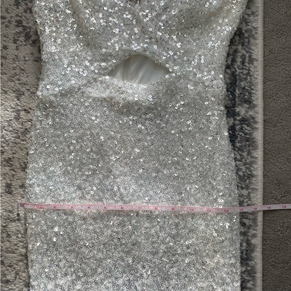 Betsy Adam V-Neck Cutout-Detail Sequinned IvorySilver 4 - Picture 15 of 16